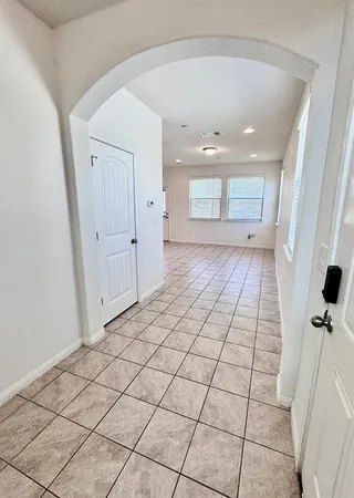 $1,995 | 1001 Zodiac Lane, Unit 50, Round Rock, TX 78665