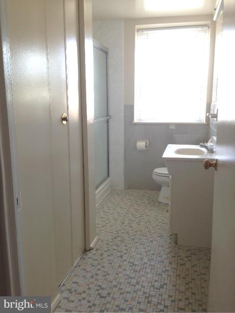 8025 Stratman Road Baltimore, MD 21222 - Photo 5 of 17 Bath