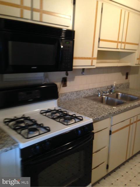 8025 Stratman Road Baltimore, MD 21222 - Photo 7 of 17 Kitchen