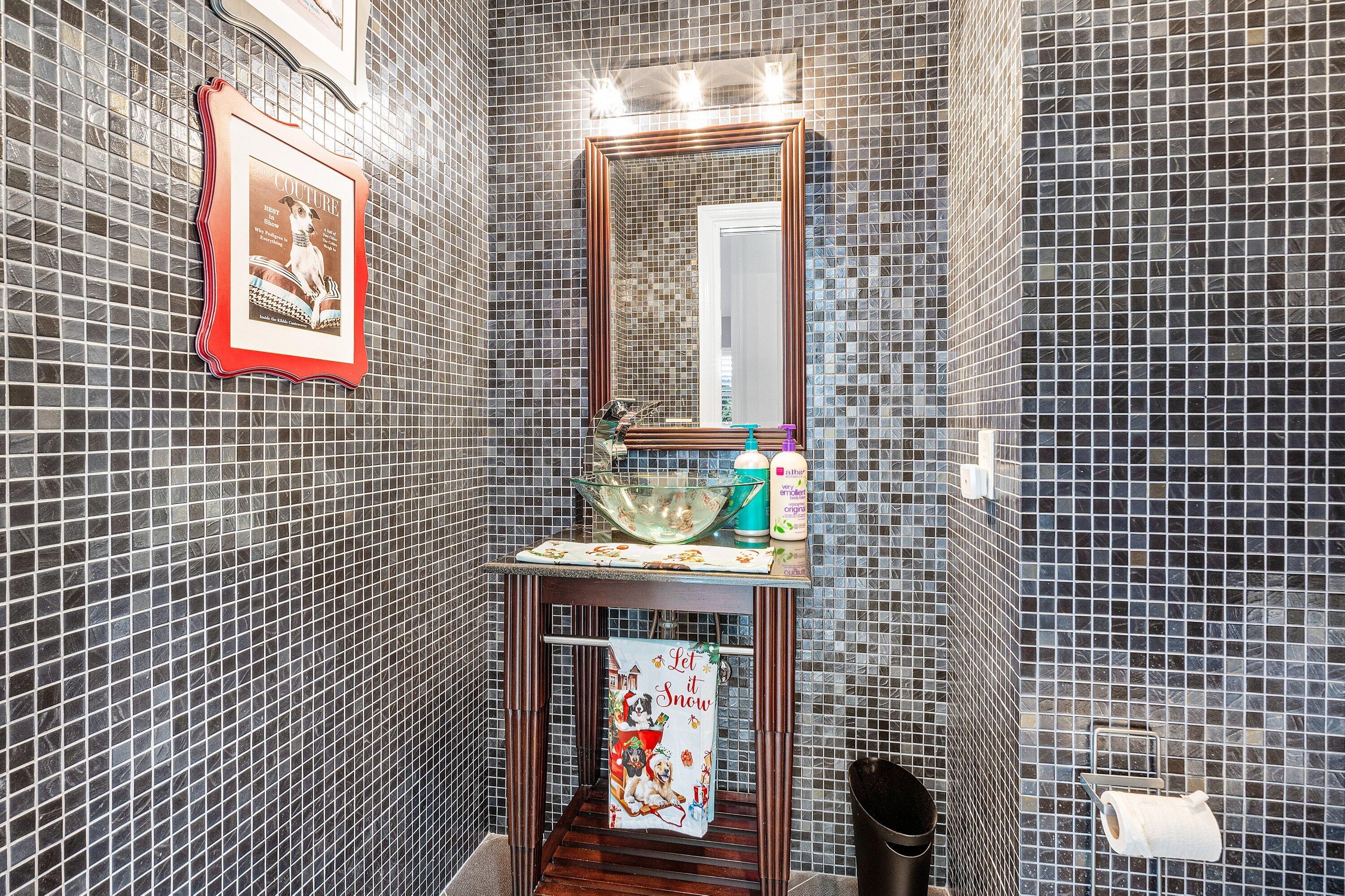 678 Carriage Hill Lane Boca Raton, FL 33486 - Photo 25 of 43 a bathroom with a toilet a sink and a shower