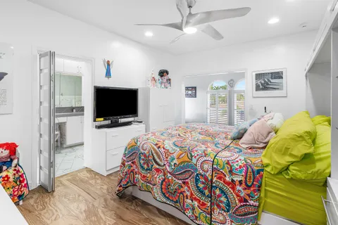 a view of a livingroom with a ceiling fan