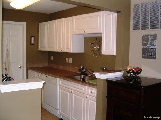 3432 Tremonte Circle Rochester, MI 48306 - Photo 7 of 14 Lots of Kitchen Cabinetry!.jpg