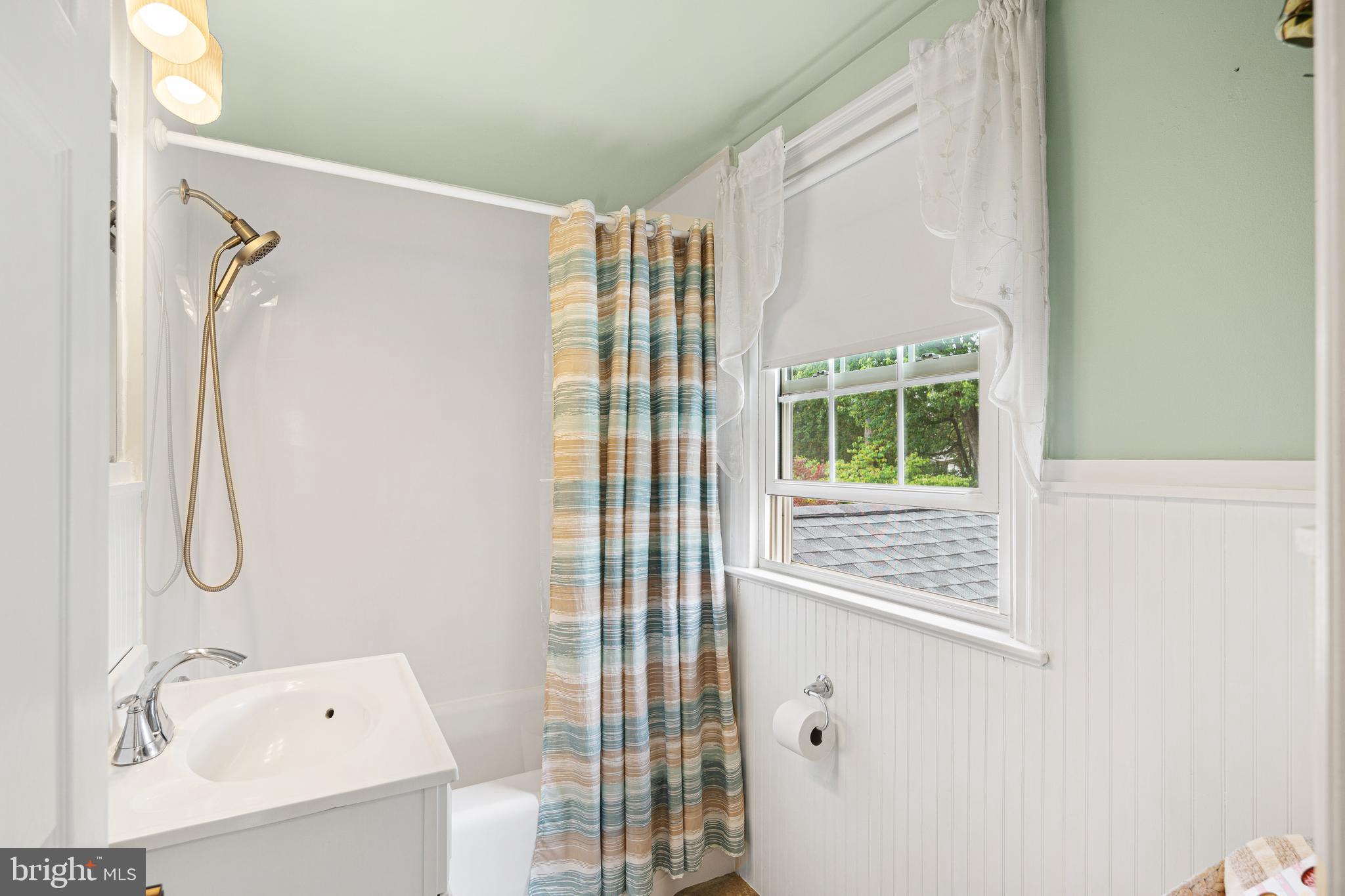 809 West Redman Avenue Haddonfield, NJ 08033 - Photo 27 of 42 Main bath with tub/shower upper level