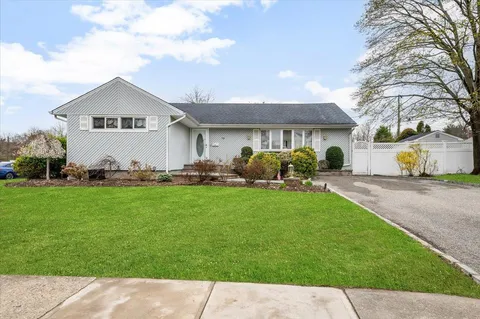 $699,000 | 72 Berkshire Road, Bethpage, NY 11714