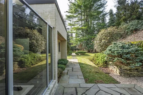 $2,998,000 | 120 Bacon Road, Old Westbury, NY 11568