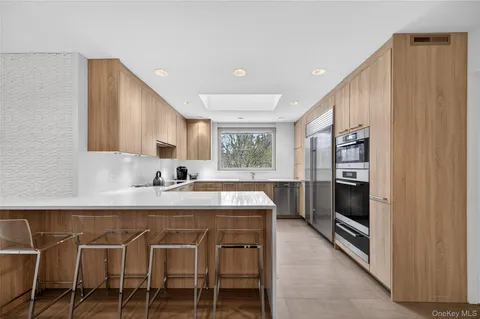 $3,200,000 | 120 Bacon Road, Old Westbury, NY 11568