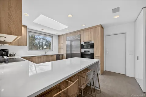 $3,200,000 | 120 Bacon Road, Old Westbury, NY 11568