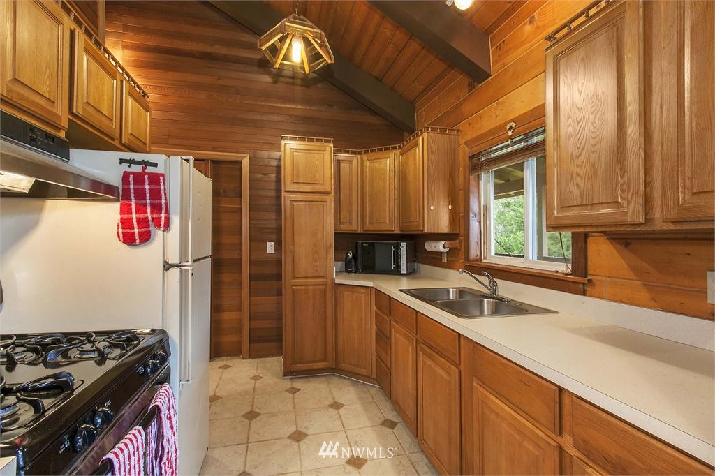 14037 Bandix Road Southeast Olalla, WA 98359 - Photo 8 of 15 Gallery Image 8