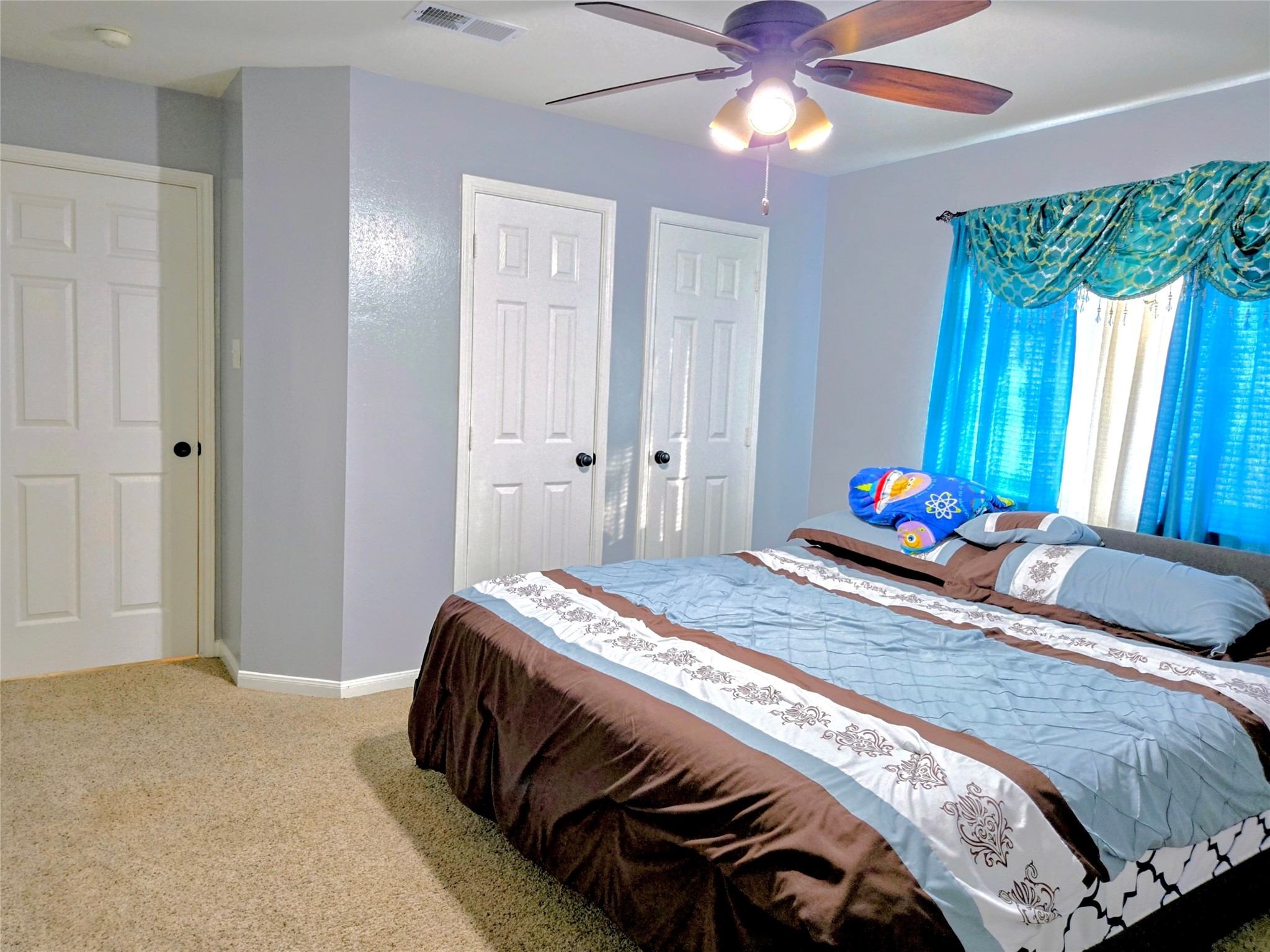 9211 Memorial Grove Drive Spring, TX 77379 - Photo 27 of 38 a bedroom with a bed and a chandelier