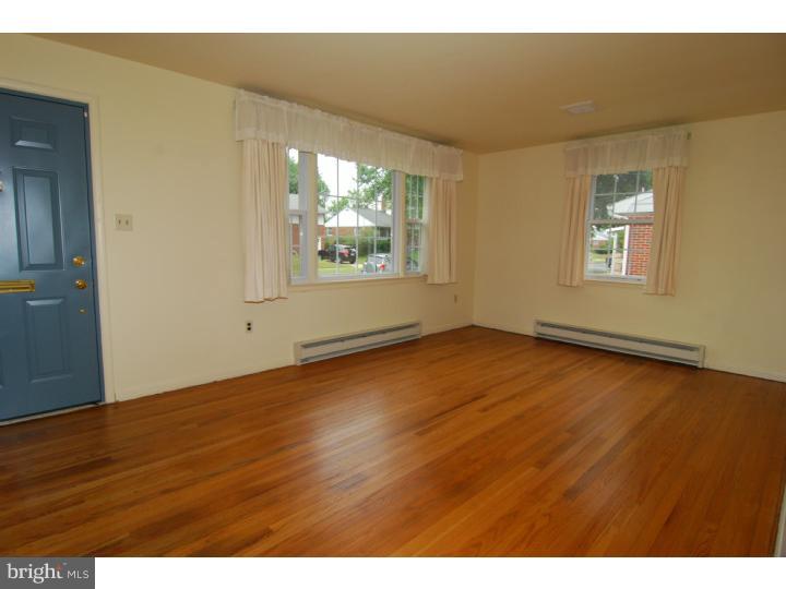 17 Wingert Road Wyomissing, PA 19610 - Photo 5 of 9 Living Room