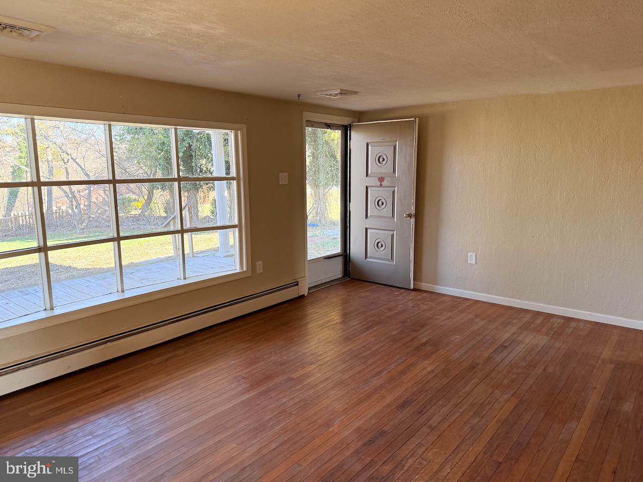 1462 Snell Road Pottstown, PA 19464 - Photo 10 of 33 Living Room