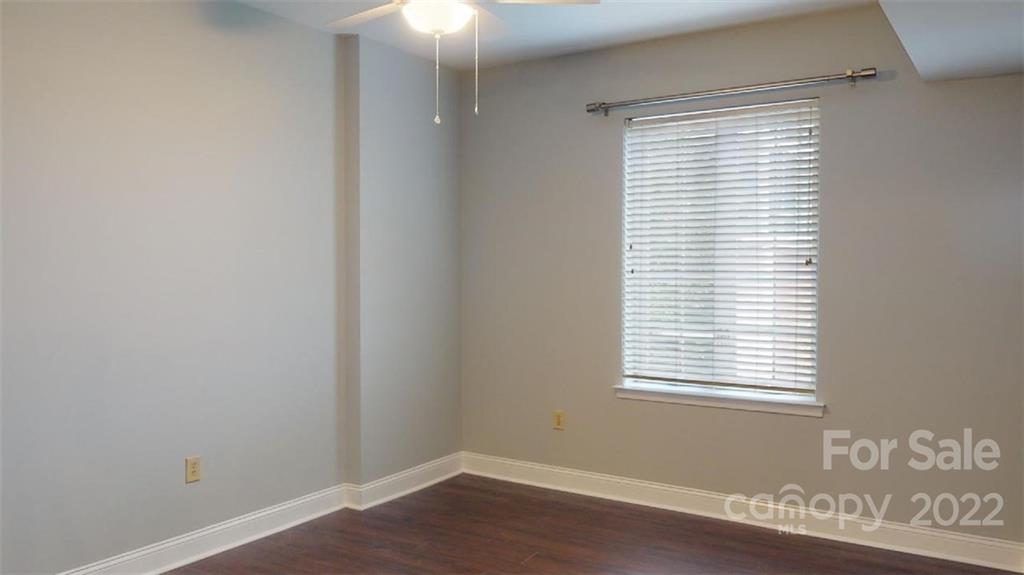 300 West 5th Street, Unit 339 Charlotte, NC 28202 - Photo 14 of 40 an empty room with a window