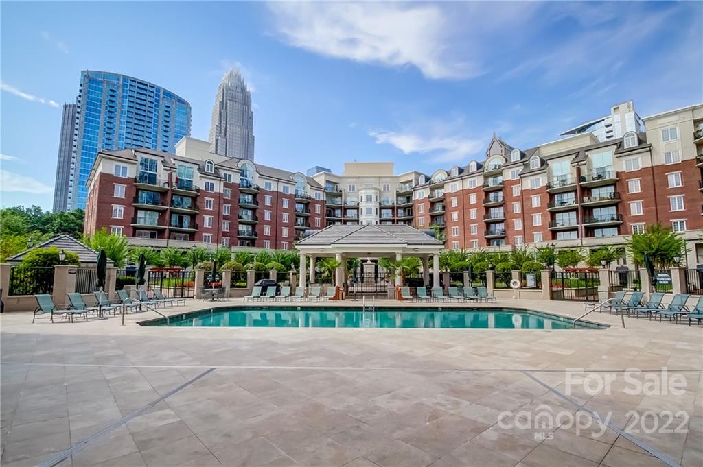 300 West 5th Street, Unit 339 Charlotte, NC 28202 - Photo 39 of 40 a view of a building with a yard and plants