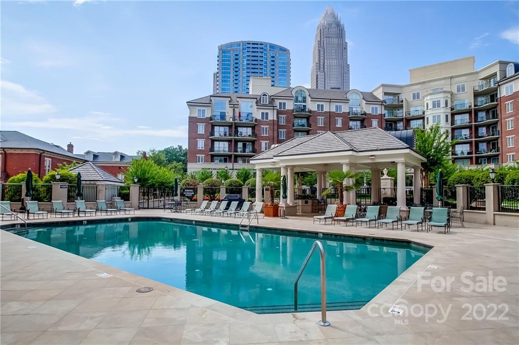 300 West 5th Street, Unit 339 Charlotte, NC 28202 - Photo 4 of 40 a view of a large building with a yard and sitting area