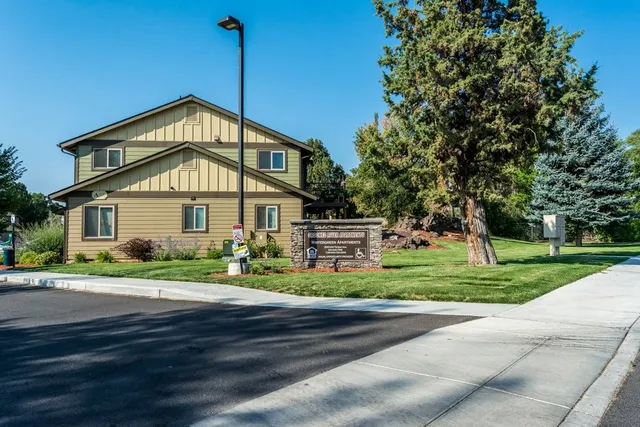 $836 | 2050 Southwest Timber Avenue, Redmond, OR 97756