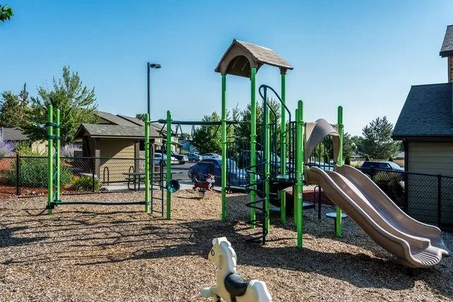 $836 | 2050 Southwest Timber Avenue, Redmond, OR 97756