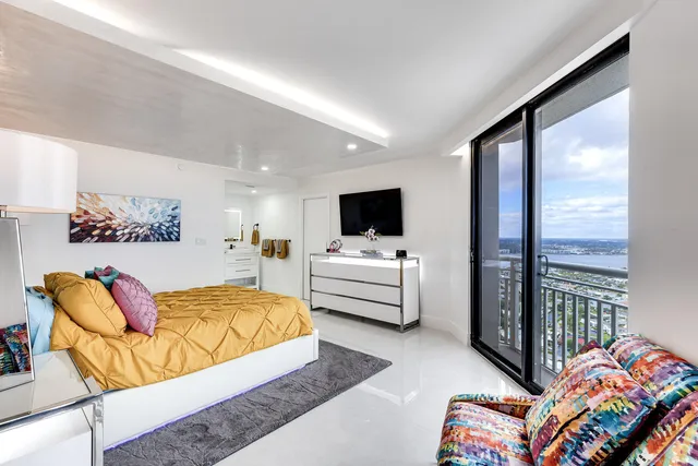 $1,600,000 | 3000 North Ocean Drive, Unit PHA, Singer Island, FL 33404