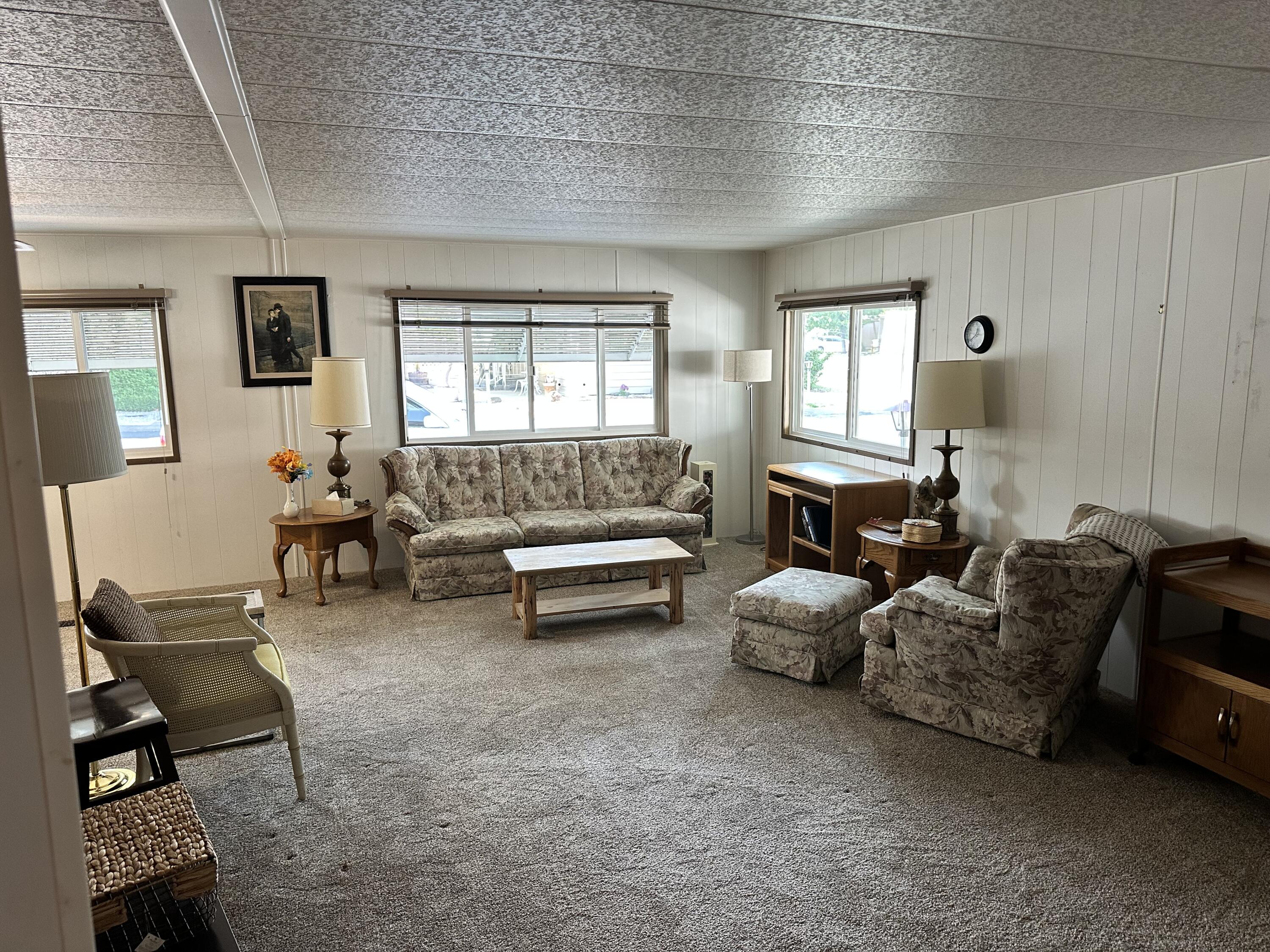 2252 West Table Rock Road, Unit 207 Medford, OR 97501 - Photo 22 of 39 Living Room