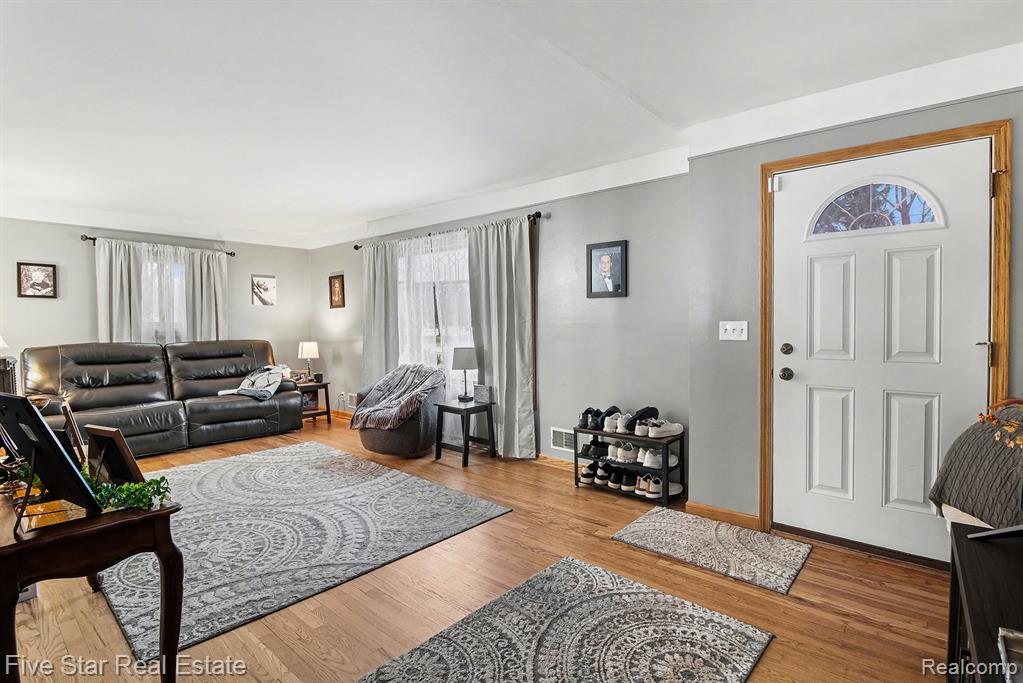 1756 Pedersen Road Walled Lake, MI 48390 - Photo 9 of 33 Gallery Image 9