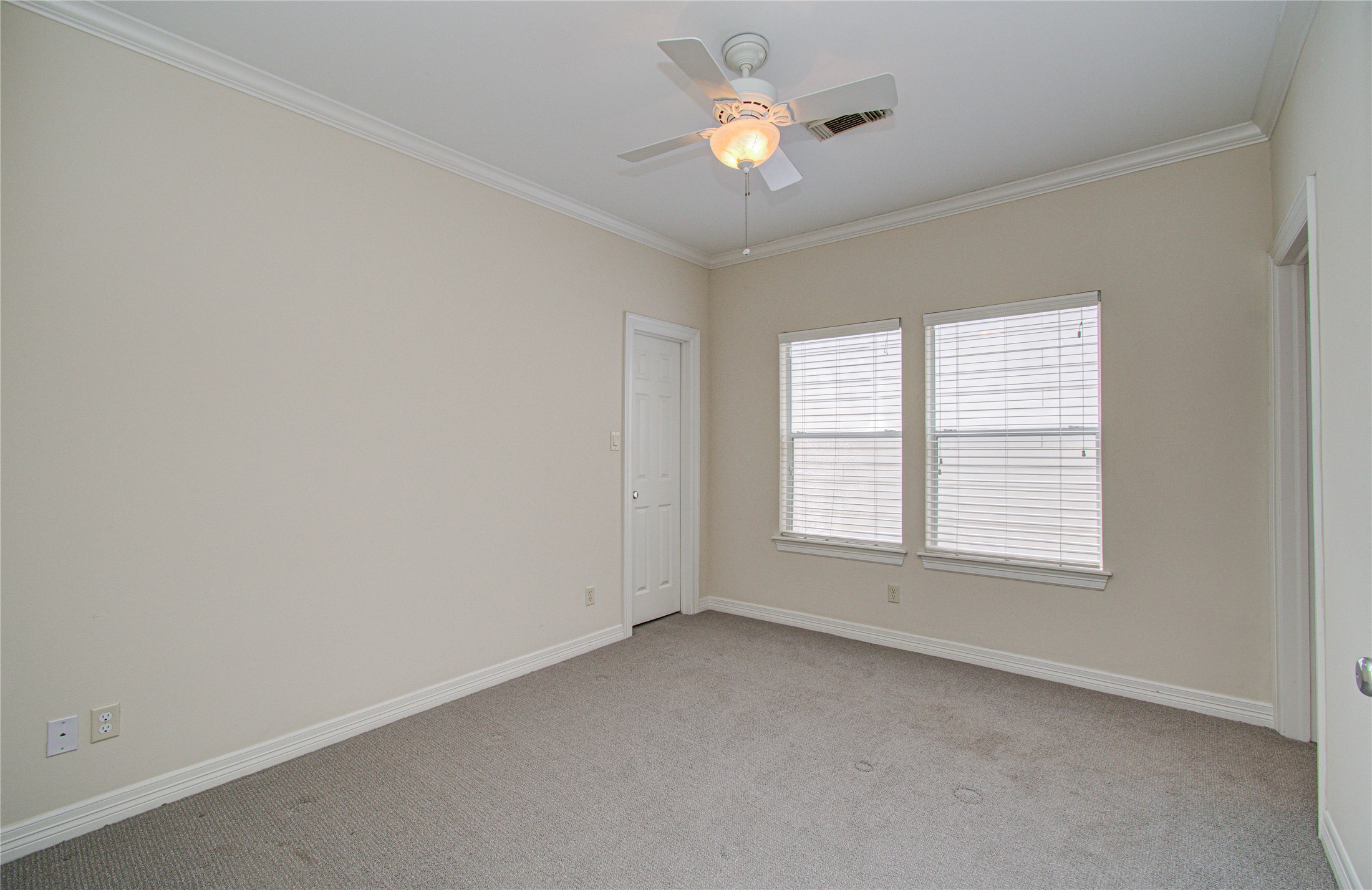 501 Leverkuhn Street Houston, TX 77007 - Photo 20 of 31 an empty room with a window and a ceiling fan