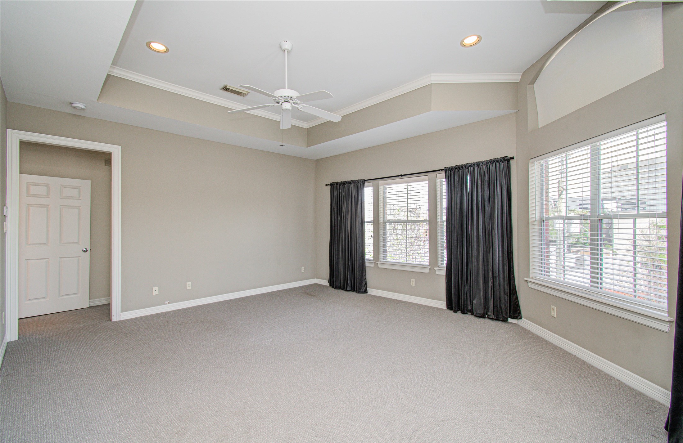 501 Leverkuhn Street Houston, TX 77007 - Photo 23 of 31 a view of an empty room with a window