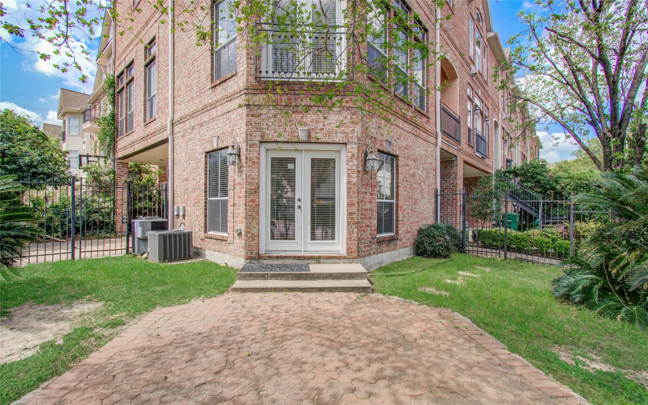 501 Leverkuhn Street Houston, TX 77007 - Photo 6 of 31 a view of a building with a yard