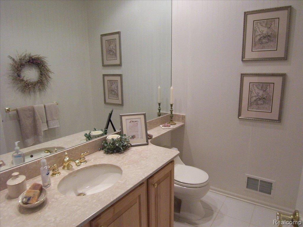 5393 Forest Ridge Drive, Unit 3 Clarkston, MI 48346 - Photo 5 of 21 100_4824.jpg