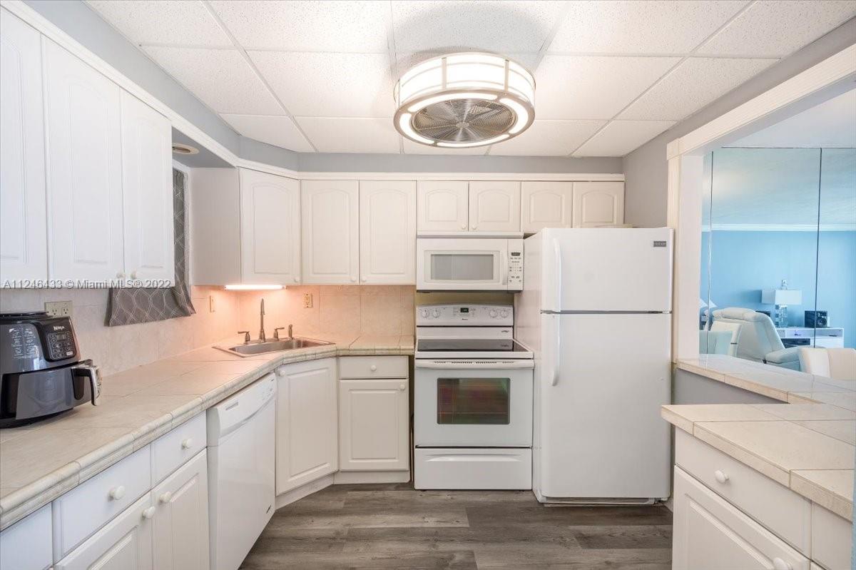 400 North Surf Road, Unit 902 Hollywood, FL 33019 - Photo 8 of 15 Gallery Image 8