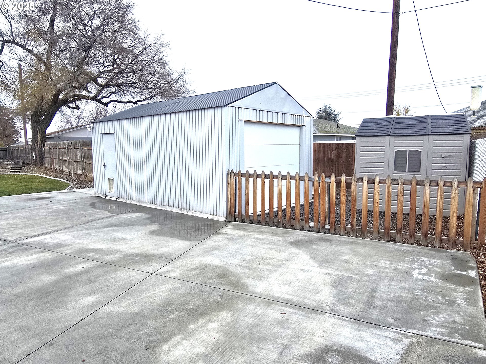 460 East Sunset Drive Hermiston, OR 97838 - Photo 19 of 32 a view of a house with wooden fence