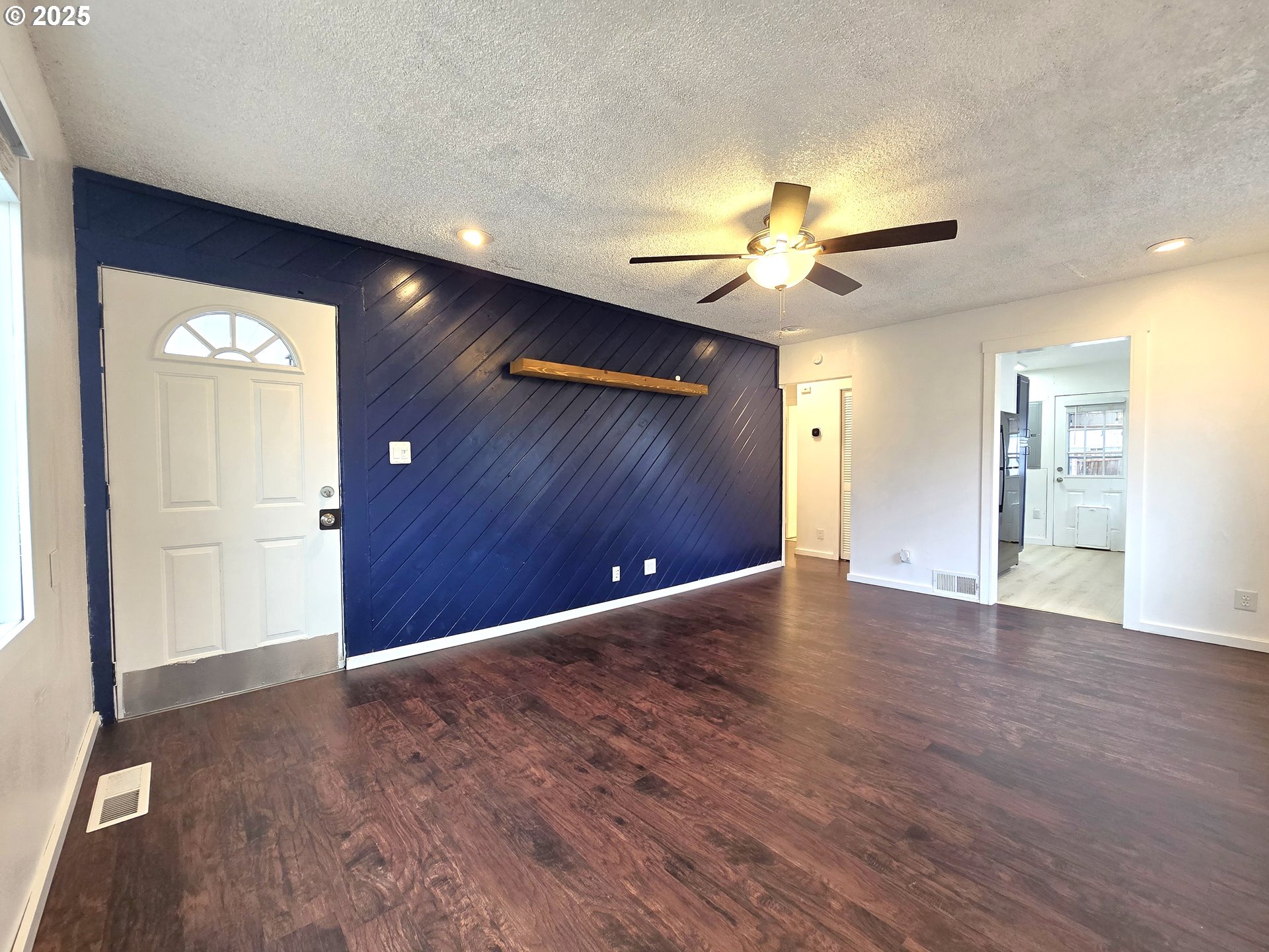 460 East Sunset Drive Hermiston, OR 97838 - Photo 2 of 32 a view of an empty room with a window