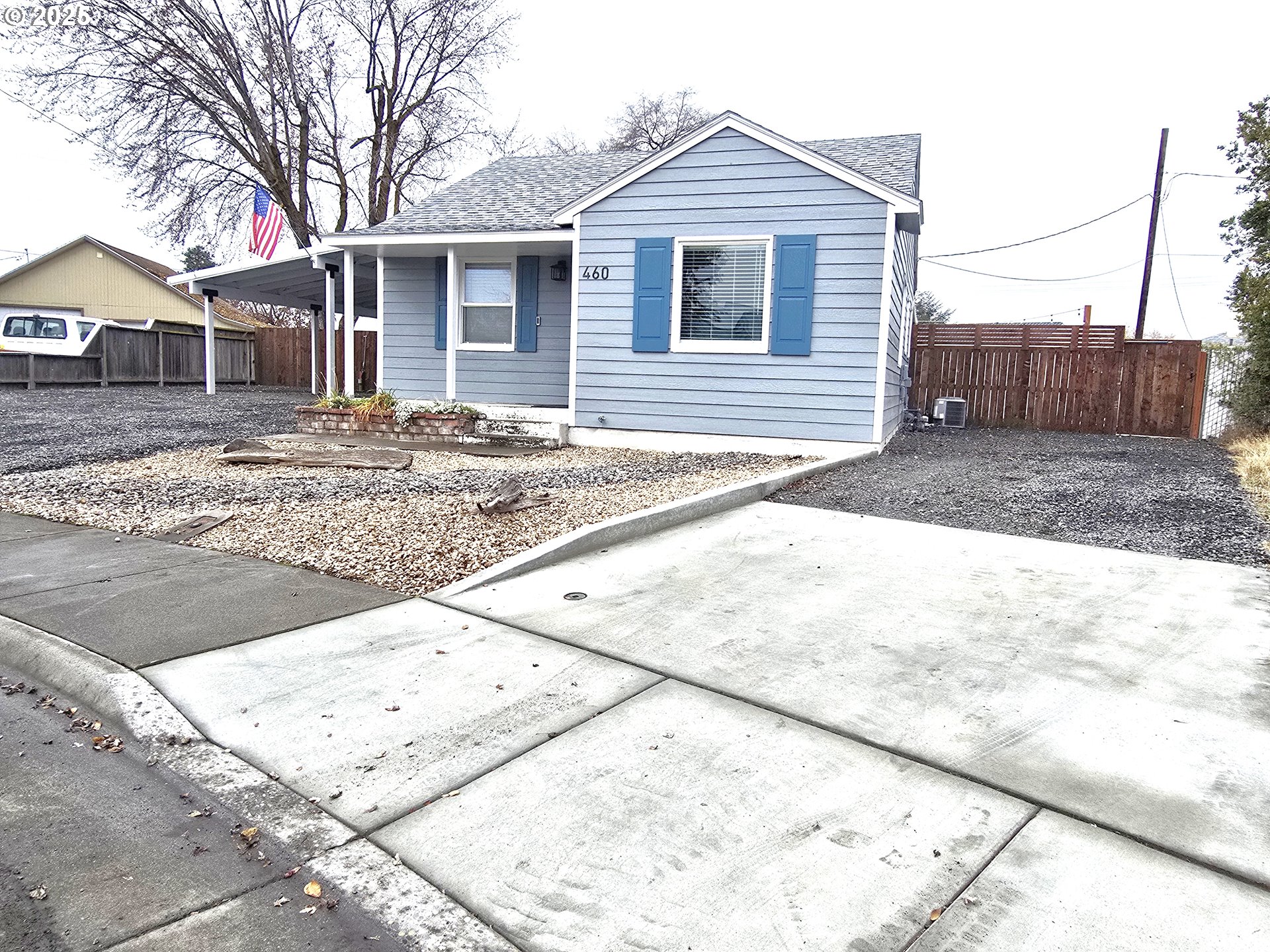 460 East Sunset Drive Hermiston, OR 97838 - Photo 28 of 32 a front view of a house with a yard