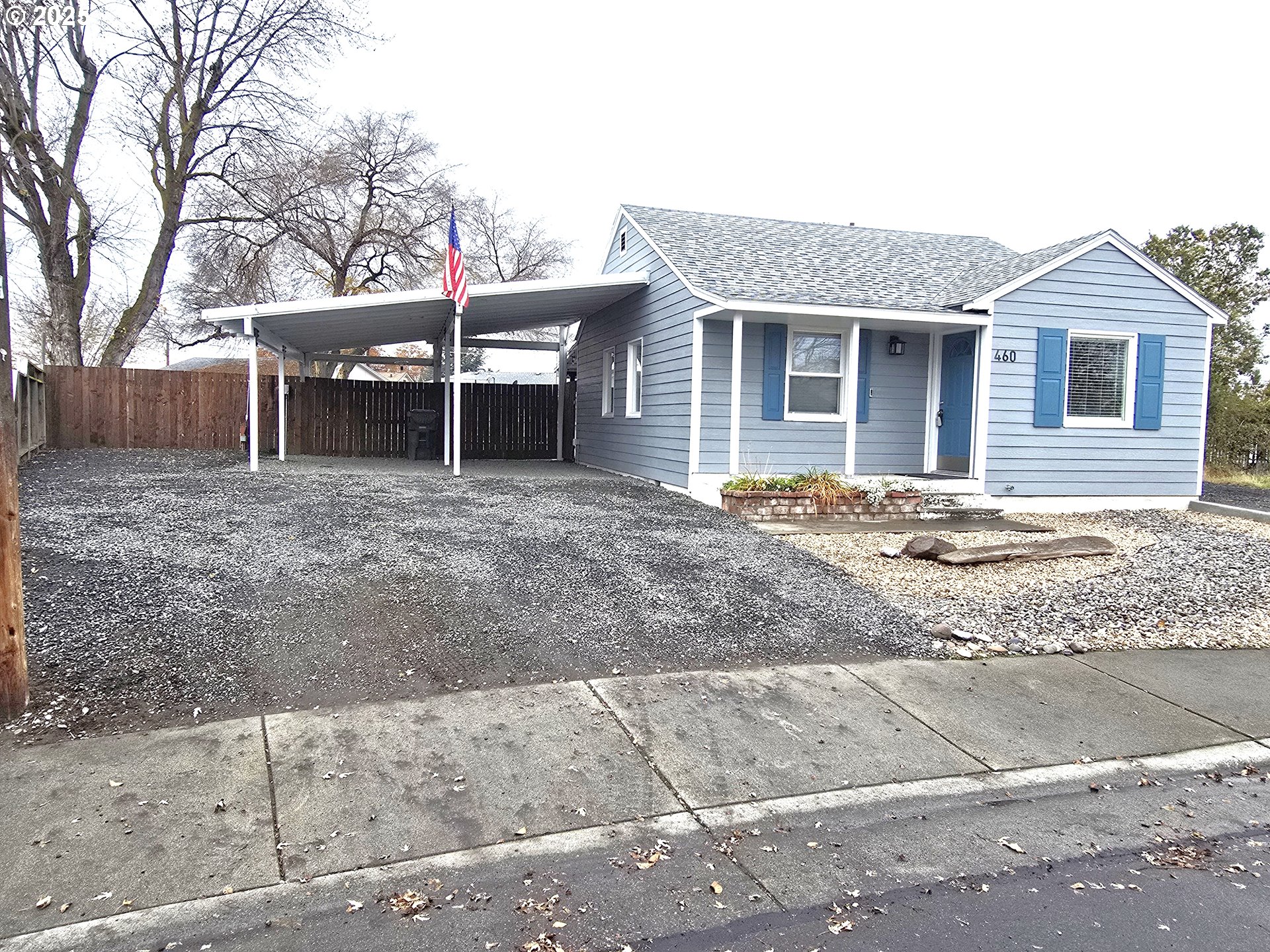 460 East Sunset Drive Hermiston, OR 97838 - Photo 30 of 32 a front view of a house with a yard and potted plants