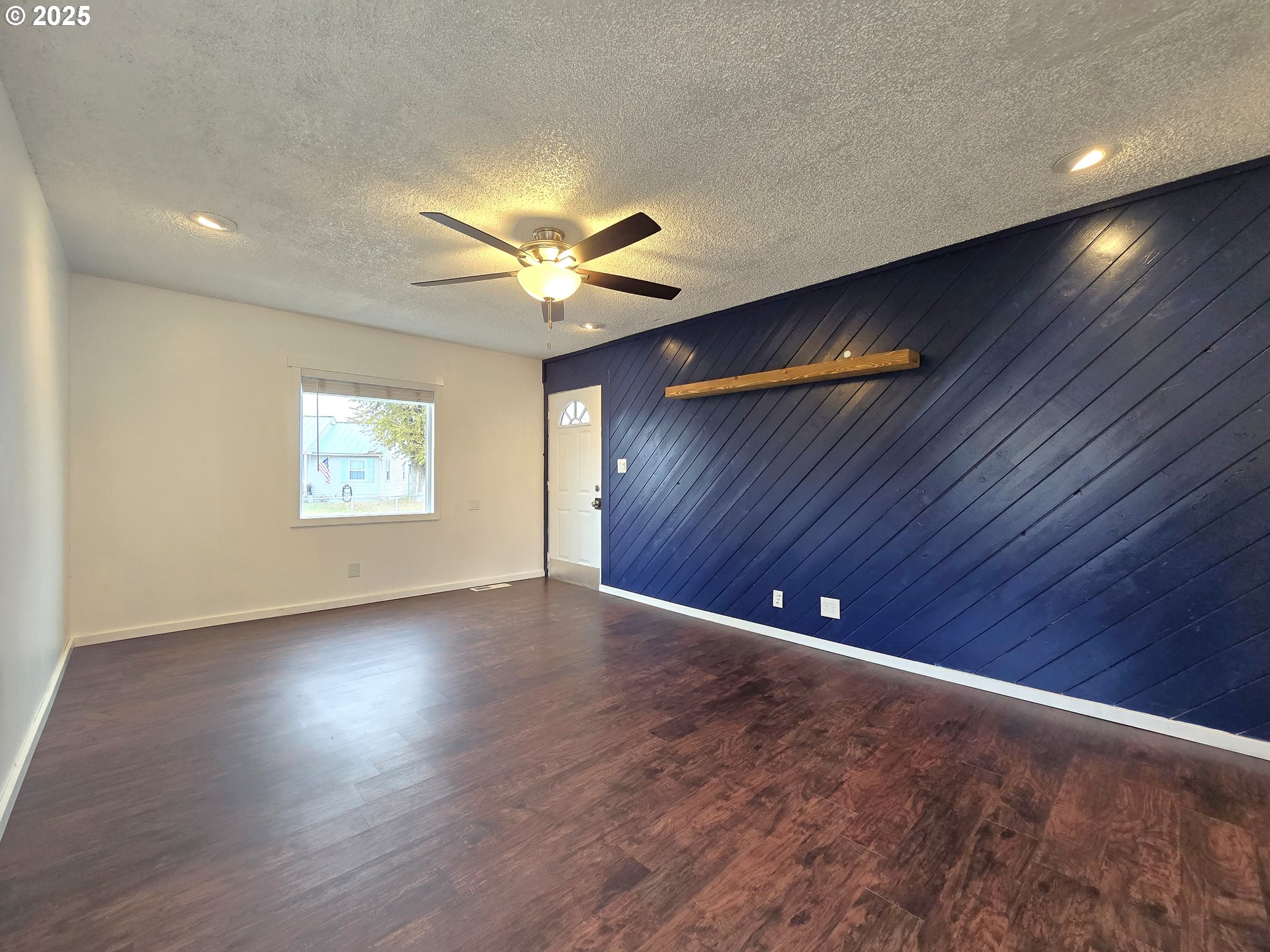 460 East Sunset Drive Hermiston, OR 97838 - Photo 3 of 32 an empty room with wooden floor and windows