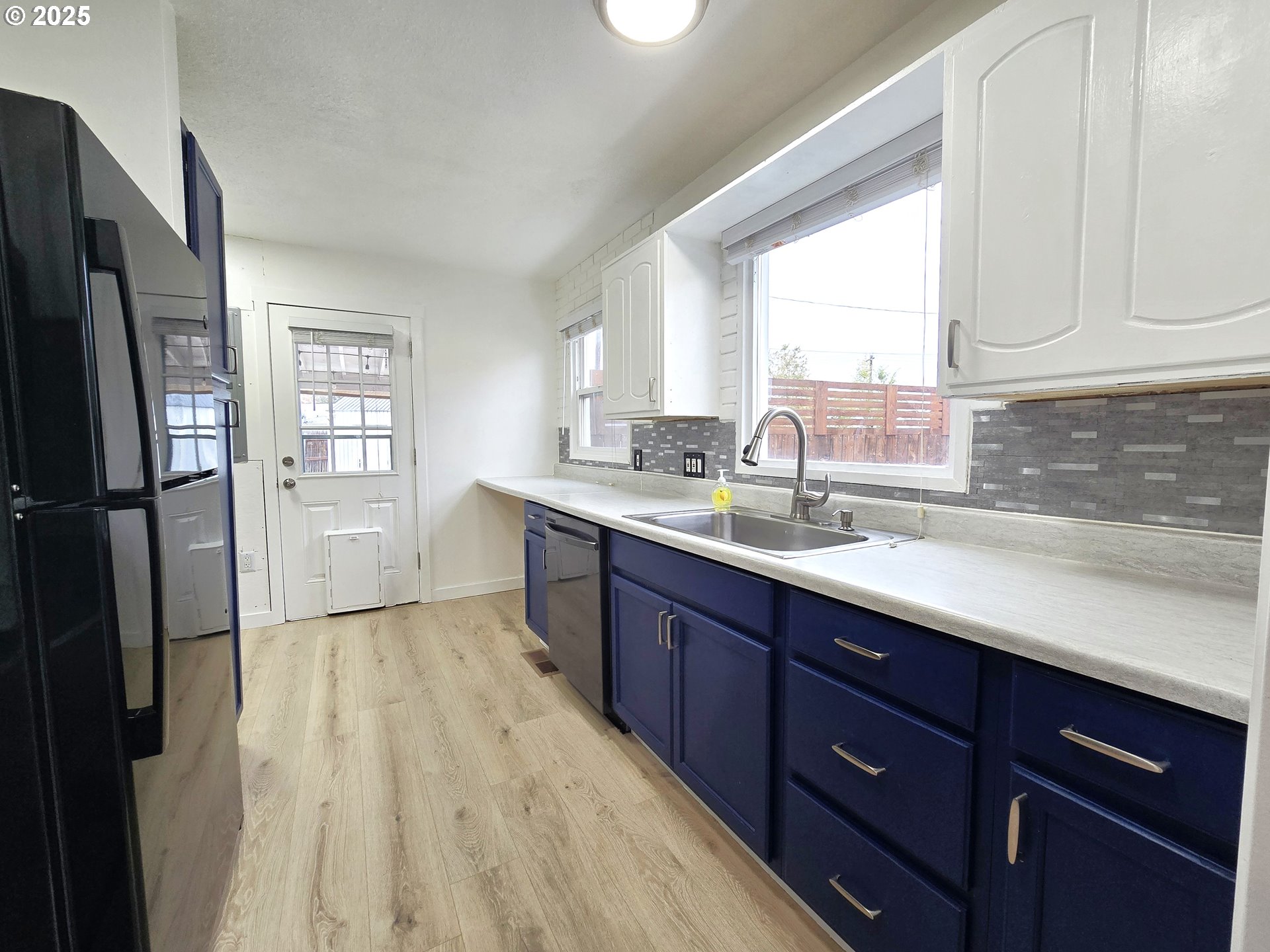 460 East Sunset Drive Hermiston, OR 97838 - Photo 5 of 32 a spacious bathroom with a double vanity sink a mirror and a bathtub