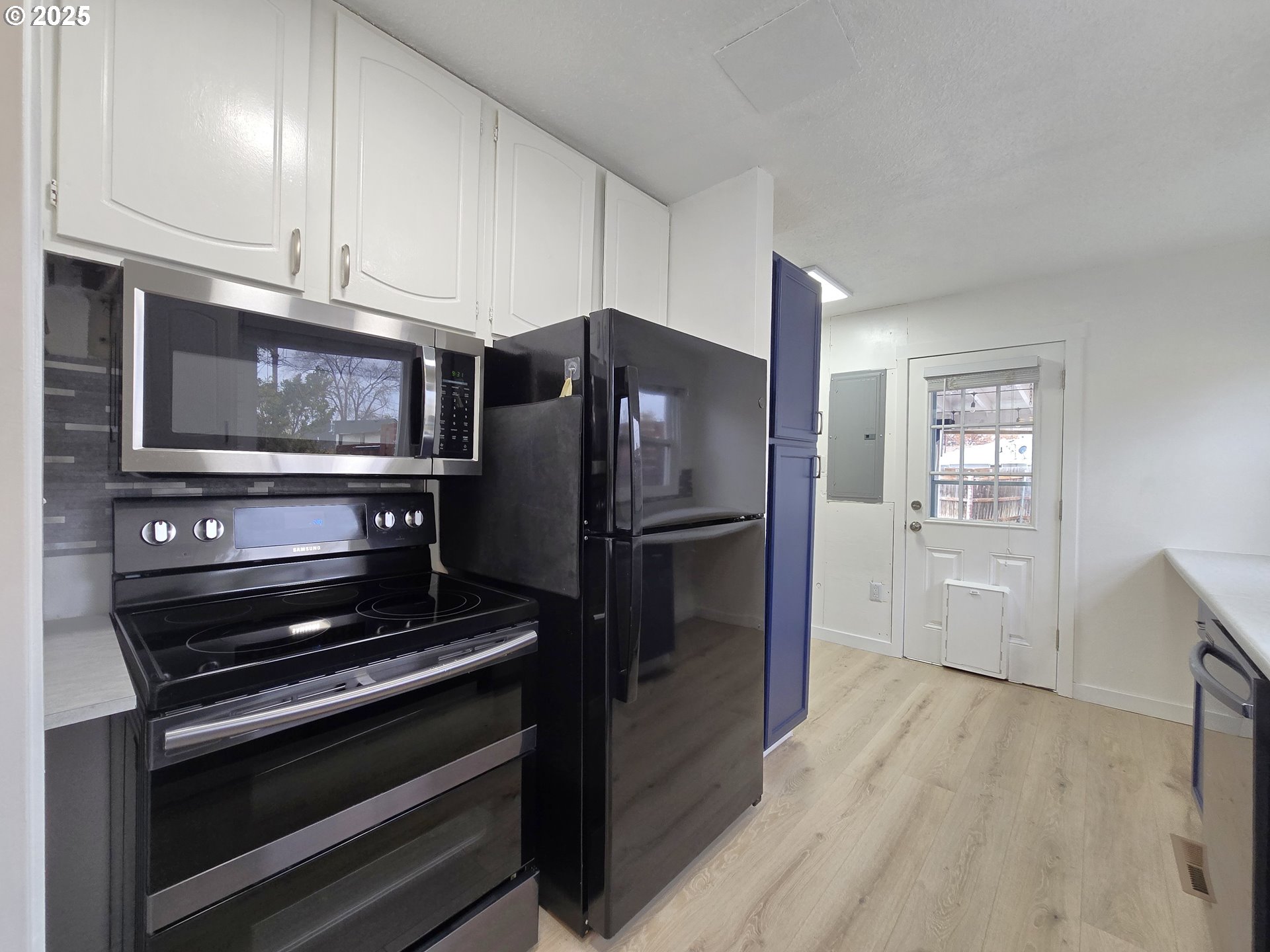 460 East Sunset Drive Hermiston, OR 97838 - Photo 6 of 32 a kitchen with wooden cabinets and stainless steel appliances