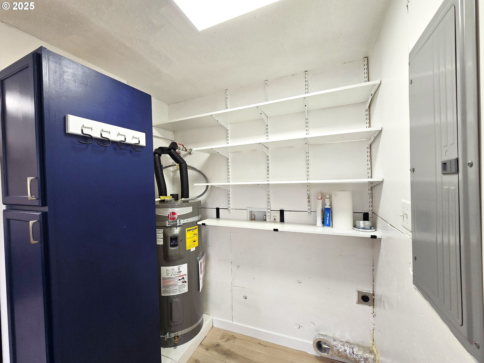 460 East Sunset Drive Hermiston, OR 97838 - Photo 7 of 32 a room with a sink a refrigerator and cabinets