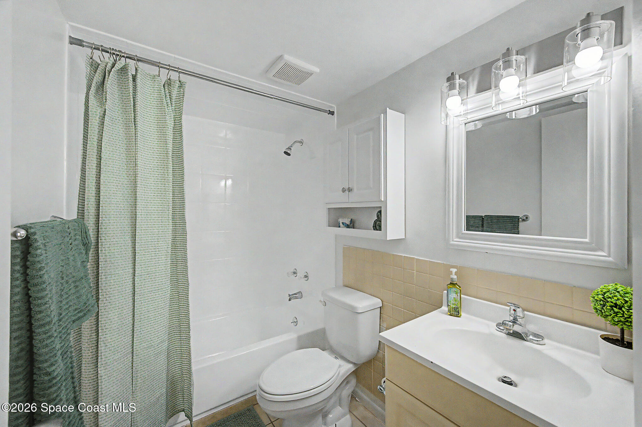 1641 Sunny Brook Lane, Unit C104 Palm Bay, FL 32905 - Photo 15 of 37 Main Bath