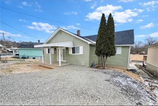 a view of a house with a yard