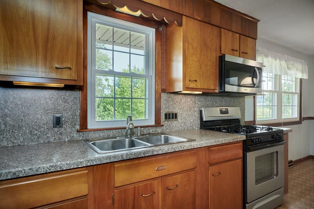 116 Harding Street Chicopee, MA 01013 - Photo 8 of 38 Gallery Image 8