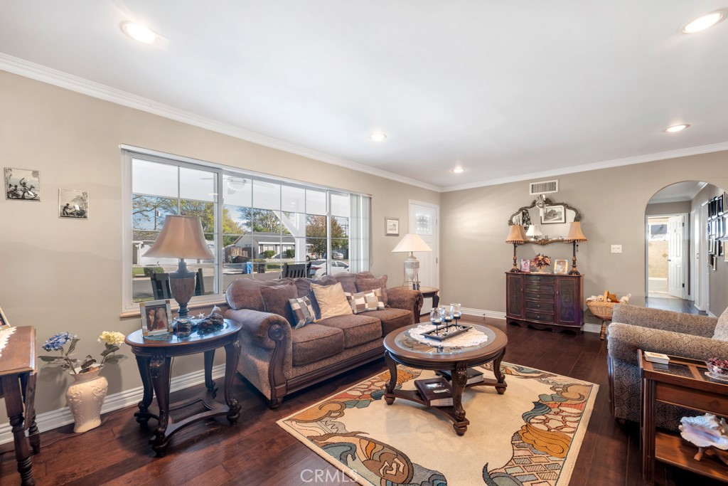 3307 Cole Avenue Simi Valley, CA 93063 - Photo 3 of 38 Living Room