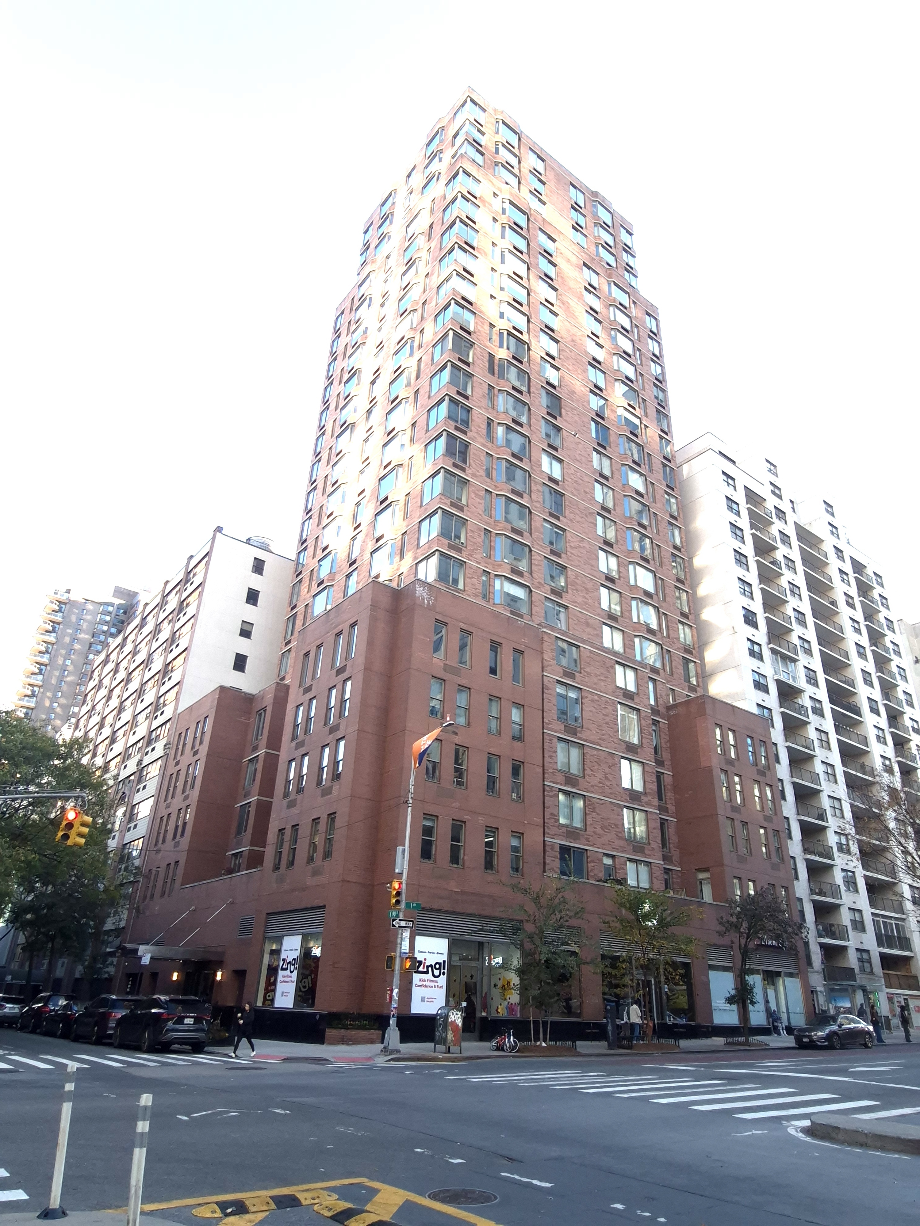 400 East 90th Street, Unit 4D Manhattan, NY 10128 - Photo 11 of 12 a view of a large multi story building