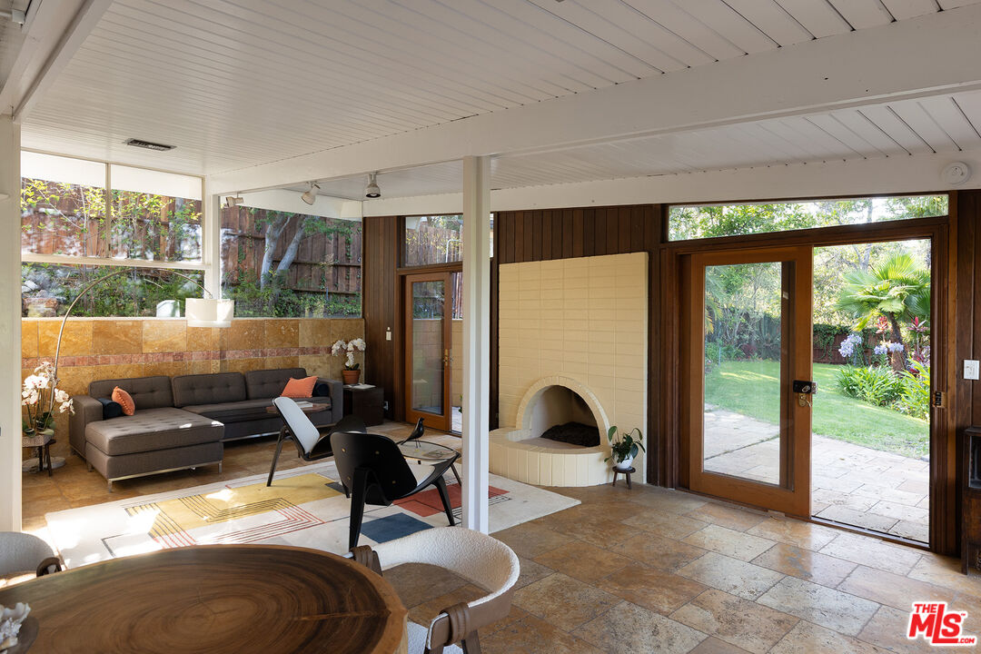 716 Rochedale Way Los Angeles, CA 90049 - Photo 4 of 17