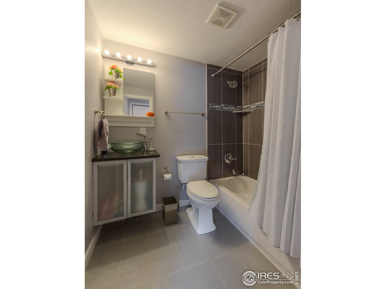 340 18th Street Boulder, CO 80302 - Photo 19 of 40 Upper level Full Bath