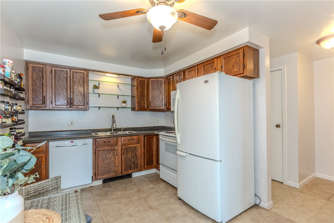 200 Post Road, Unit 305 Warwick, RI 02888 - Photo 8 of 27 Kitchen