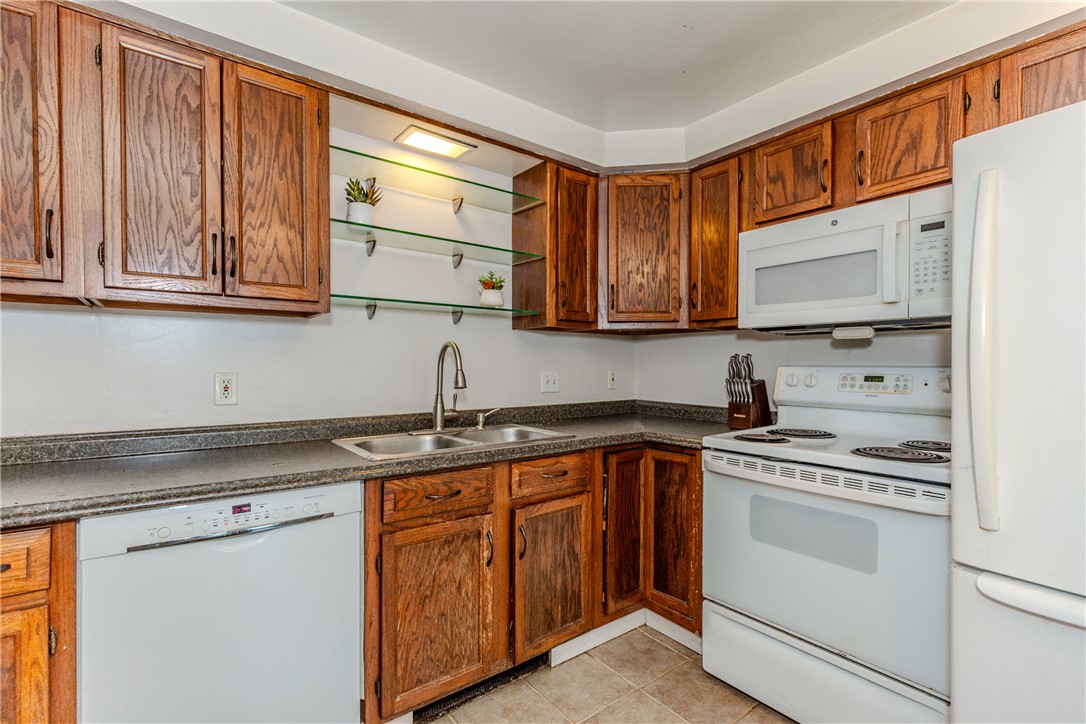 200 Post Road, Unit 305 Warwick, RI 02888 - Photo 9 of 27 Kitchen