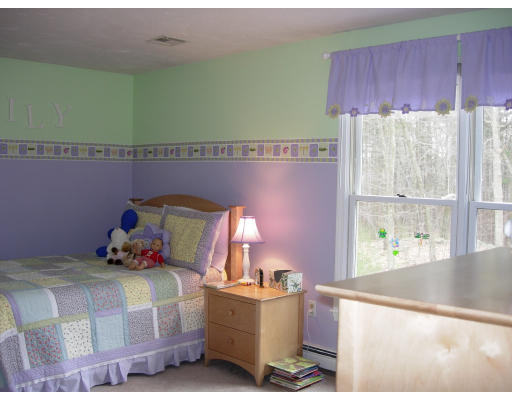 52 Gilmore Road Southborough, MA 01772 - Photo 8 of 12 Gallery Image 8