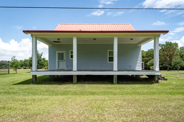 a view of a house with a backyard