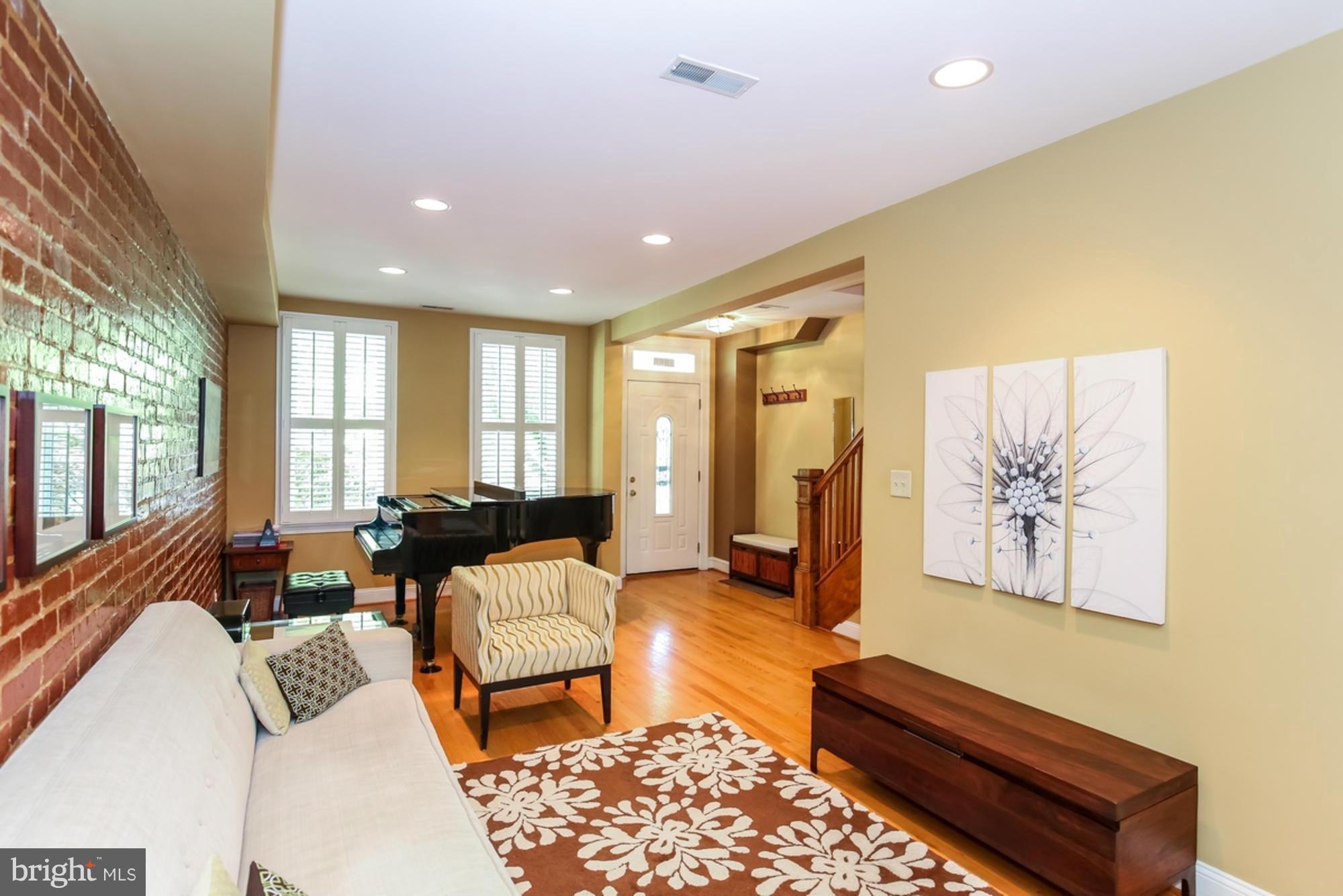 1014 Spring Road Northwest Washington, DC 20010 - Photo 4 of 28 Living Room