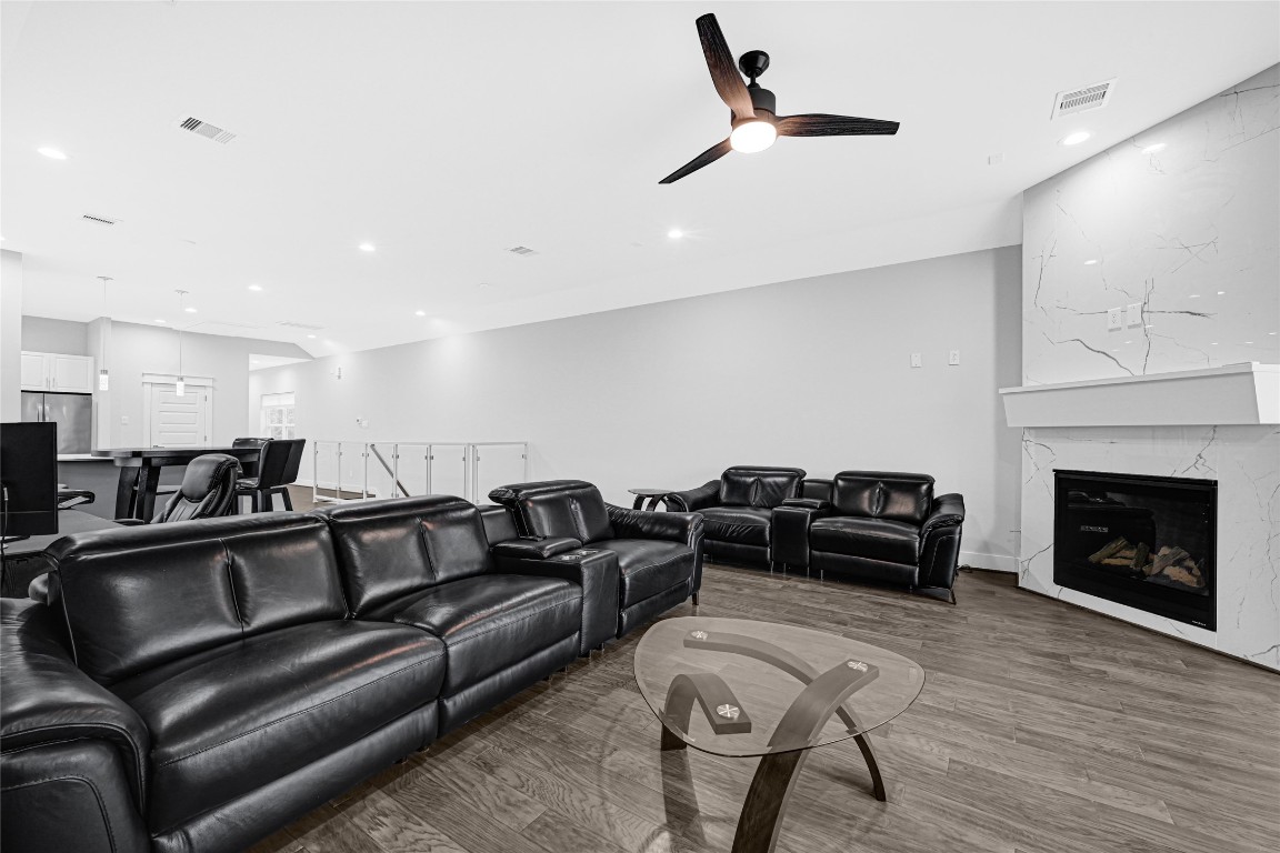 6118 Truro Street Houston, TX 77007 - Photo 13 of 39 a living room with furniture