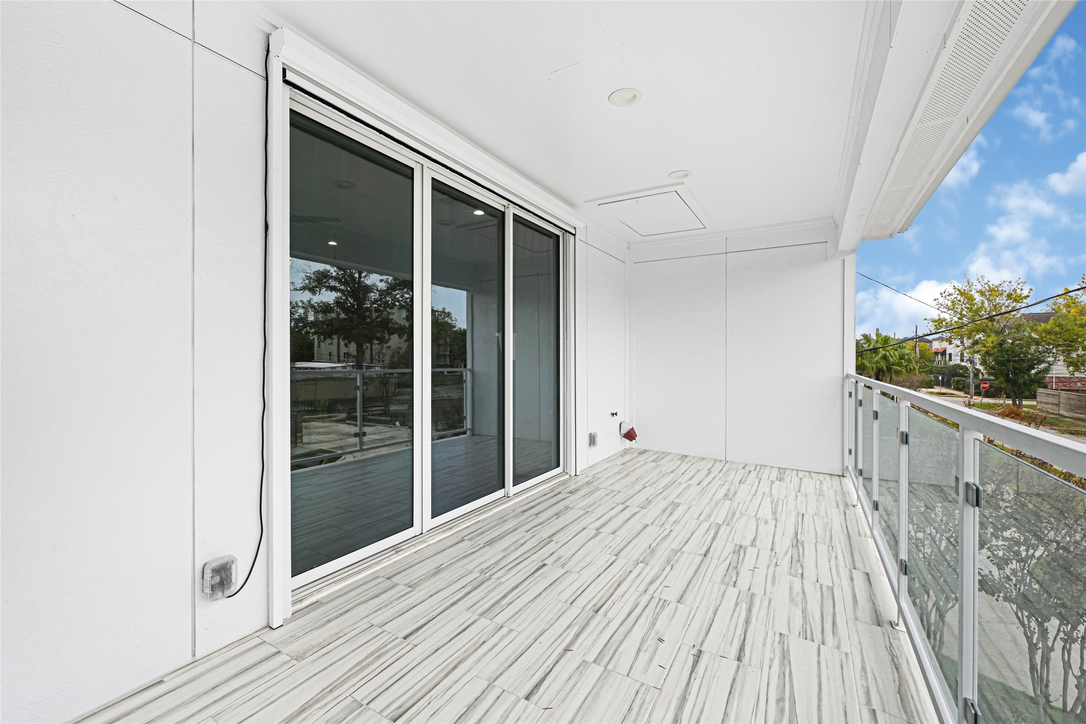 6118 Truro Street Houston, TX 77007 - Photo 17 of 39 a view of backyard and deck